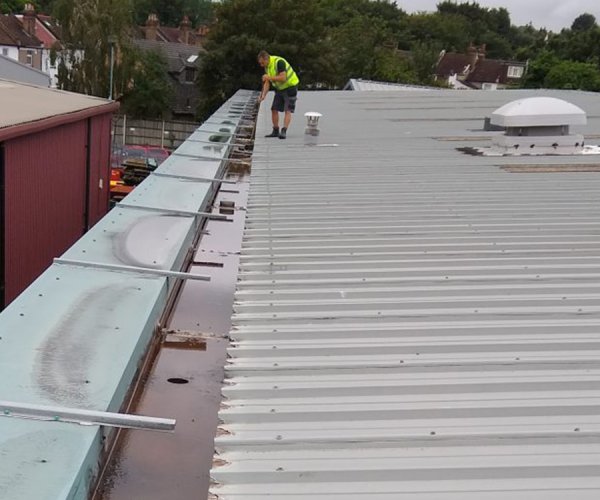 Fabrikalarda ve Binalarda Çatı Temizliği